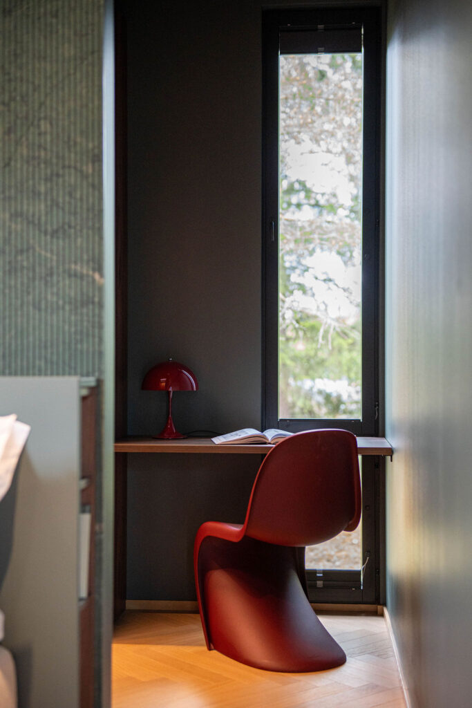 Vaatehuoneen yhteydessä oleva työpiste Lempäälän Asuntomessujen kohteessa Designtalo Villa Verde. Tuoli Panton Chair, Bordeaux.